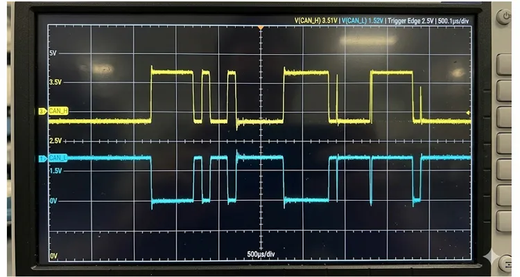 Oscilloscope waveform showing J1939 CAN bus dominant bit at 3.5V and 1.5V and recessive bit at 2.5V